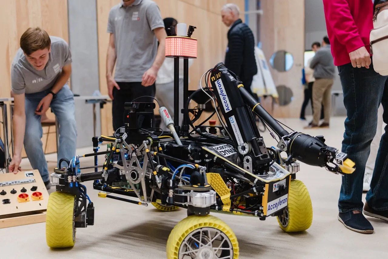 Ein Rover des FHNW Rover Teams in der Ausstellung