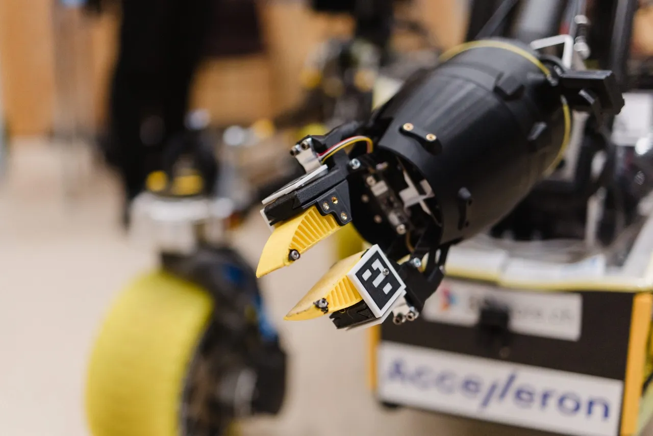 Nahaufnahme eines Roboter-Greifarms