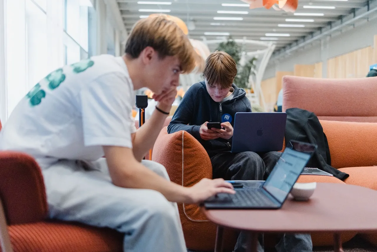 Junge Teilnehmende am Laptop