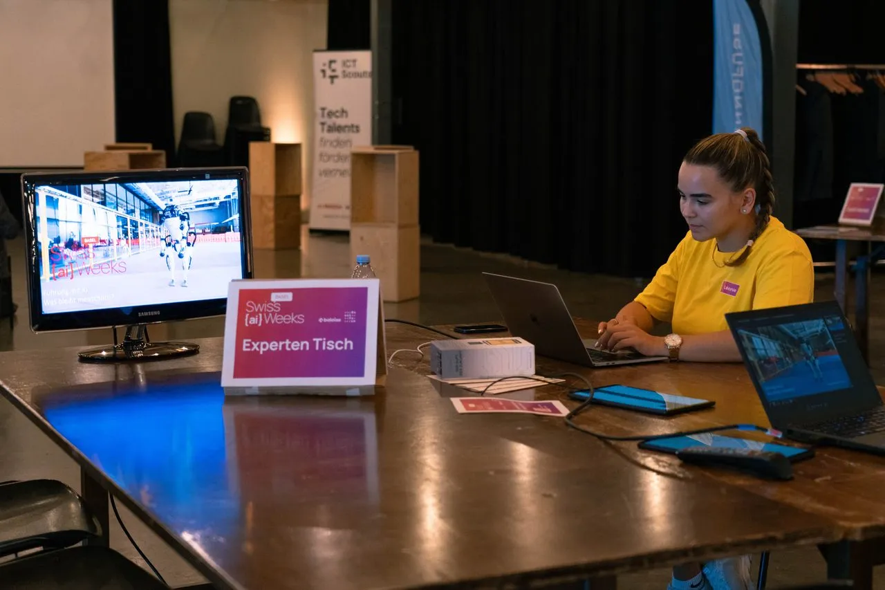 Eine Expertin am Expertentisch mit Laptop