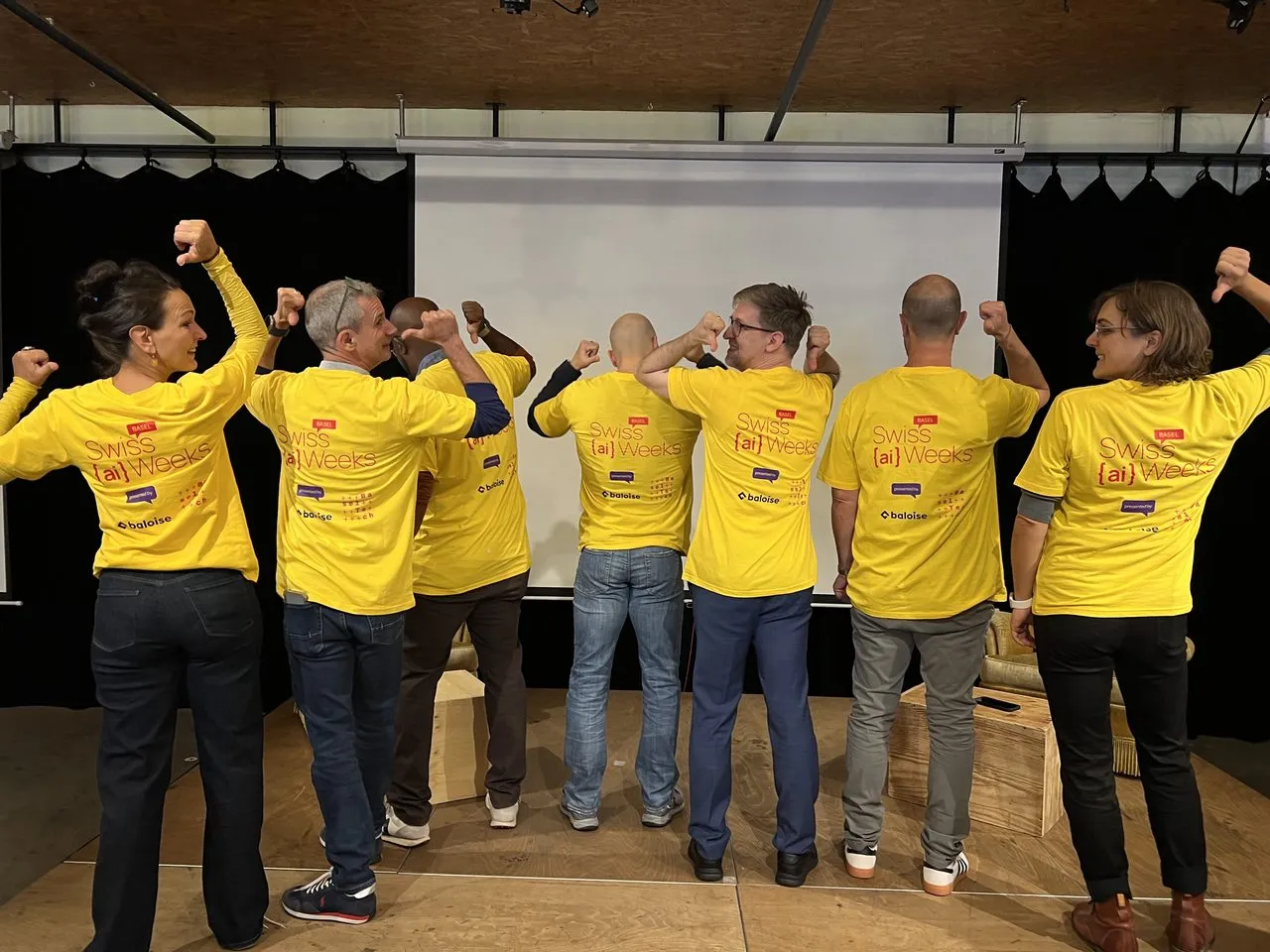 Das Team von hinten, mit dem Swiss-AI-Weeks-Logo auf den Shirts